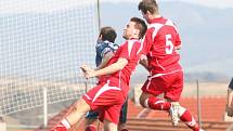 Fotbalisté Veselé doma nakonec udolali snaživého nováčka z Tlumačova (v modrém) 3:2 po penaltách.