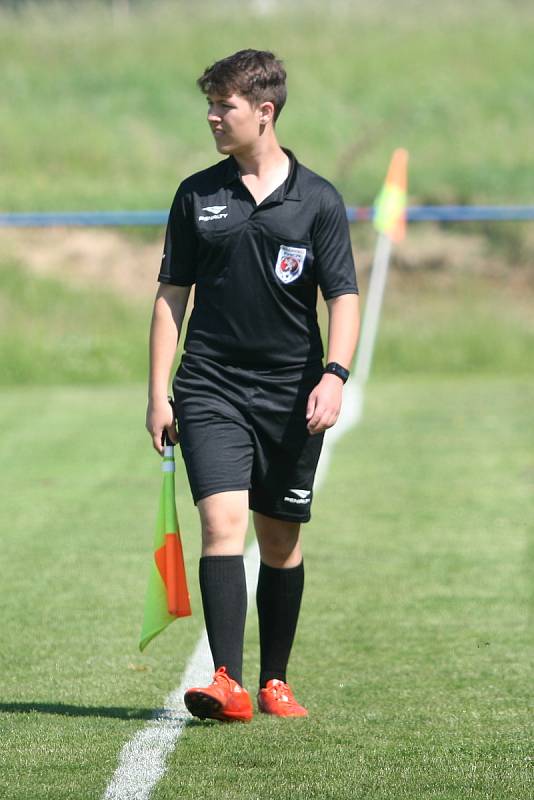 Fotbalisté Vizovic (v bílém) zaskočili v nedělním 24. kole domácí rezervu Fryštáku, kterou porazili 3:1.