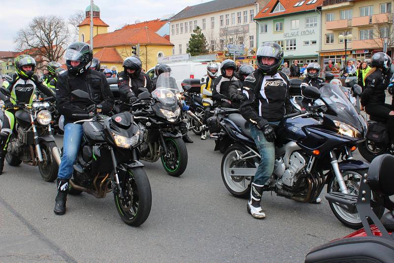 V sobotu 7. dubna 2018 se na náměstí v Otrokovicích konalo zahájení motorkářské sezony vyjížďkou MOTOBESIP - Restart.