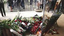 Zlínské náměstí Míru ve středu 14. září zaplnili lidé, kteří přišli uctít památku tragicky zesnulého hokejisty Karla Rachůnka