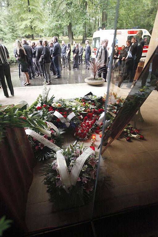 Zlínské náměstí Míru ve středu 14. září zaplnili lidé, kteří přišli uctít památku tragicky zesnulého hokejisty Karla Rachůnka