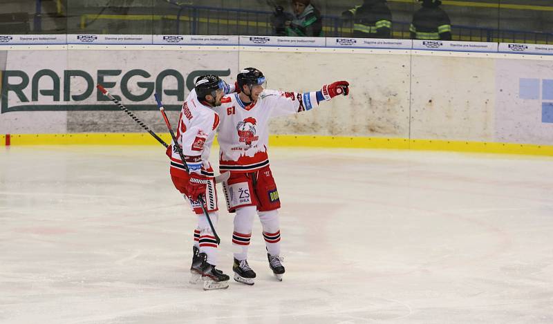 Hokejisté Zlína (modré dresy) v 54. kole TIpsport extraligy na Zimním stadionu Luďka Čajky vyzvali Olomouc.