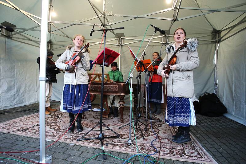 Valašský mikulášský jarmek ve Valašských Kloboukách.Cimbálová muzika Kloboučánek