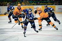 Hokejisté Vsetína (žluté dresy) ve druhém derby sezony porazili Zlín 4:1.