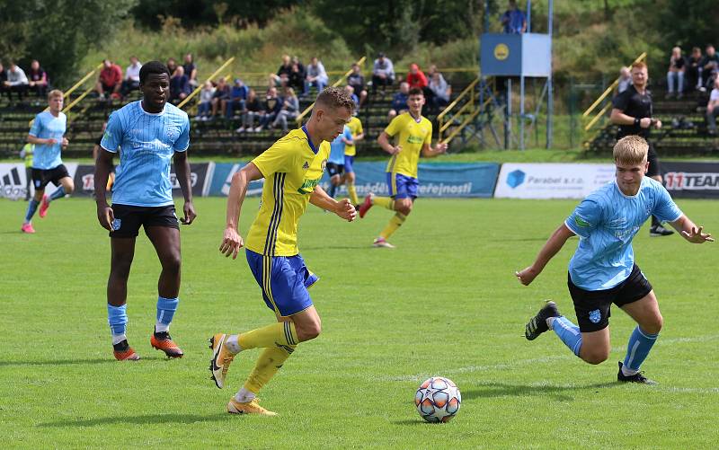 Fotbalisté Zlína B (žluté dresy) v 5. kole MSFL přehráli Znojmo 4:0. Foto: Jan Zahnaš