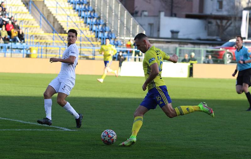 Fotbalisté Zlína (žluté dresy) ve 22. kole první ligy porazili Slovácko 1:0. Regionální derby rozhodl v 82. minutě obránce Martin Cedidla.