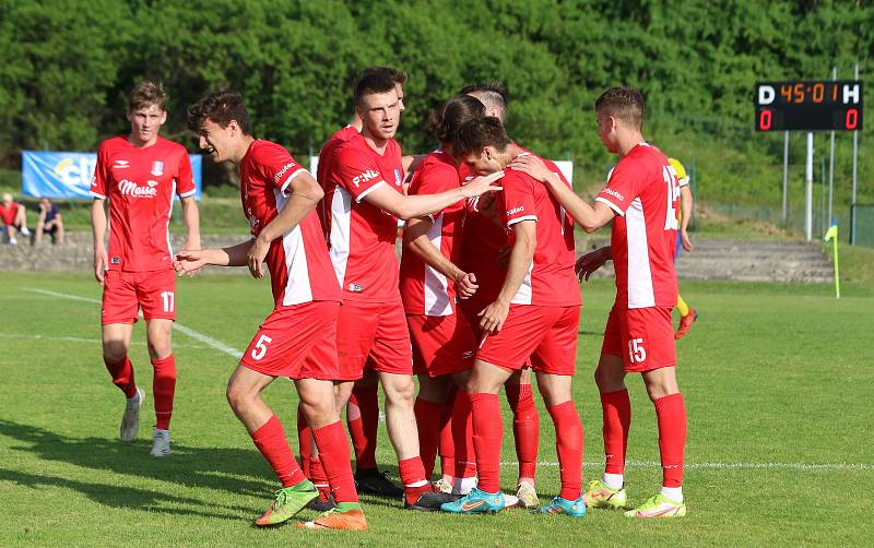 Fotbalisté Zlína B (žluté dresy) ve středeční předehrávce 33. kola MSFL podlehli na Vršavě Blansku 0:3.