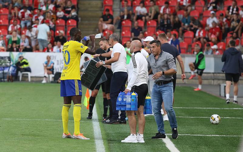 Fotbalisté Zlína (žluté dresy) ve 2. kole FORTUNA:LIGY prohráli se Slavií Praha 1:4.