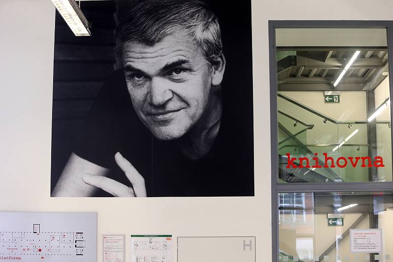 Výstava Milan Kundera (neztracen) v překladech .Krajská knihovna Františka Bartoše ve Zlíně.