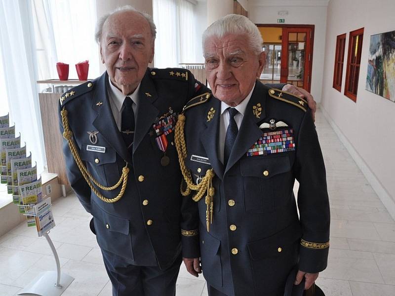 Českobudějovický deník – Příslušníci RAF plukovník Alois Dubec (vlevo) a generál Emil Boček