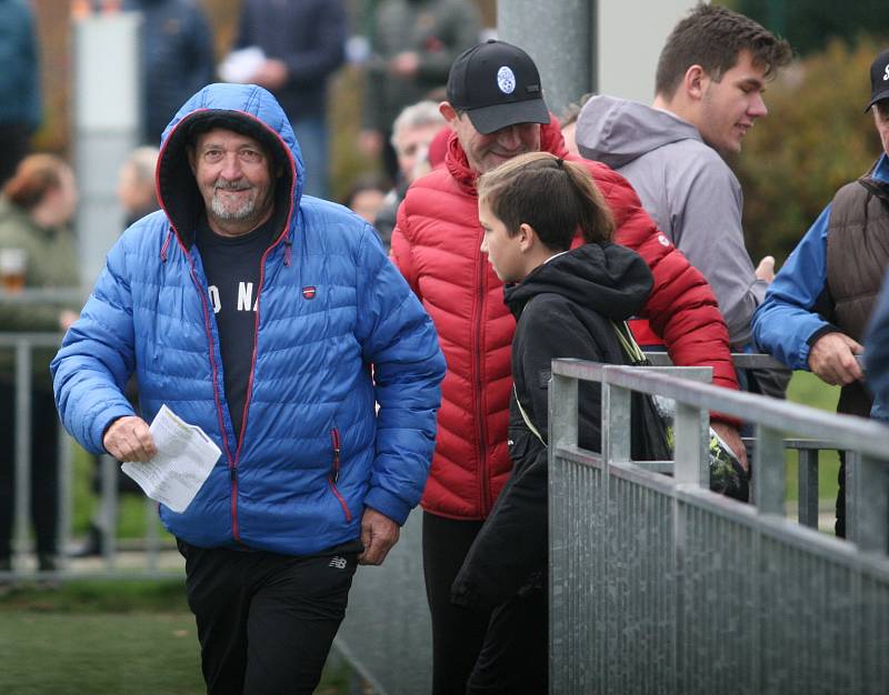 Divizní fotbalisté Baťova (ve žlutém) nevyužili v sobotní dohrávce 10. kola možnost vyhoupnout se na třetí místo skupiny E a nakonec v přestřelce se Všechovicemi zachraňovali remízu 4:4.