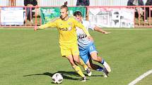 Fotbalisté Otrokovic (modro-bílé dresy) podruhé v sezoně zvítězili, porazili Jihlavu "B" 2:0.