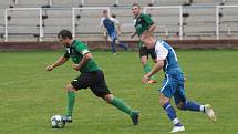 Slušovičtí fotbalisté (modré dresy) doma porazili Velké Karlovice 1:0.