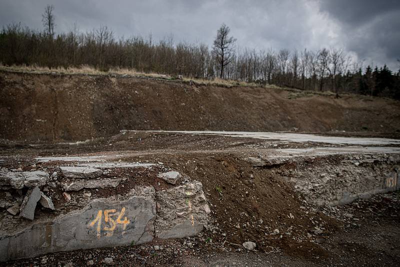 Zbytky betonových základů skladu číslo 12 v areálu ve Vrběticích, 3. května 2021. Ve Vrběticích v roce 2014 explodoval muniční sklad. Po sedmi letech vyšlo najevo podezření na zapojení ruské tajné služby (GRU a SVR) do výbuchu.