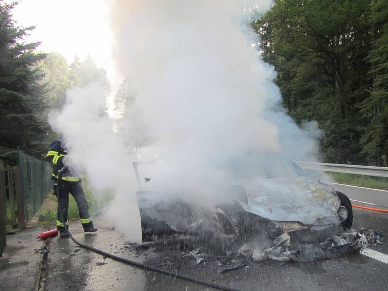 Plameny pohltily celý závodní automobil. Škoda je téměř šest milionů korun