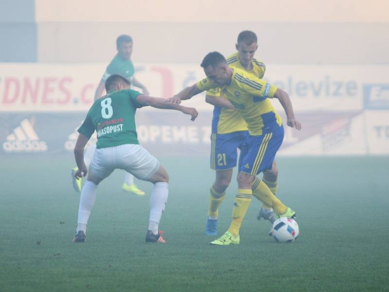 Lídr I. fotbalové ligy Fastav Zlín (ve žlutém) v 9. kole hostil na Letné Jablonec.