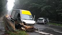 K vážné dopravní nehodě došlo ve středu krátce před devatenáctou hodinou na ulici Březnická ve Zlíně. Srazilo se tam osobní vozidlo značky Citroen a dodávka Iveco. Při čelním střetu zůstalo osobní vozidlo i s řidičkou zaklíněno pod dodávkou.