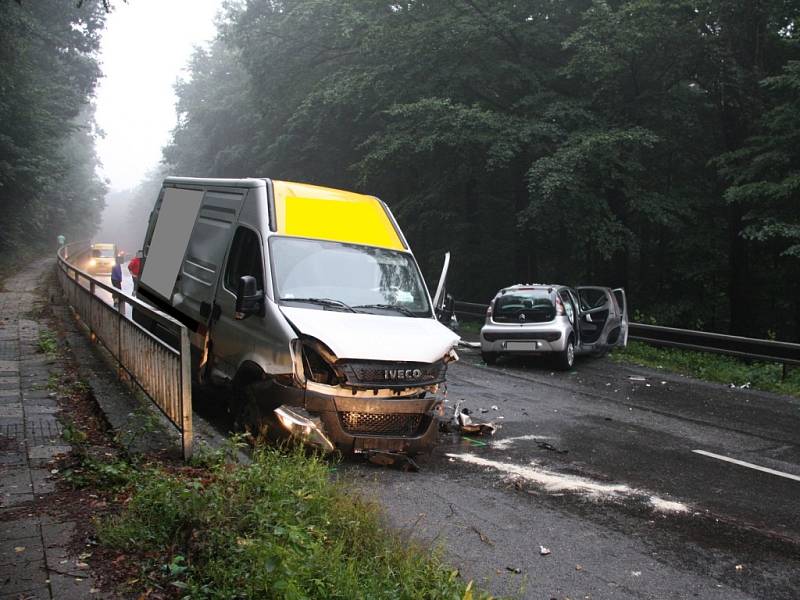 K vážné dopravní nehodě došlo ve středu krátce před devatenáctou hodinou na ulici Březnická ve Zlíně. Srazilo se tam osobní vozidlo značky Citroen a dodávka Iveco. Při čelním střetu zůstalo osobní vozidlo i s řidičkou zaklíněno pod dodávkou.