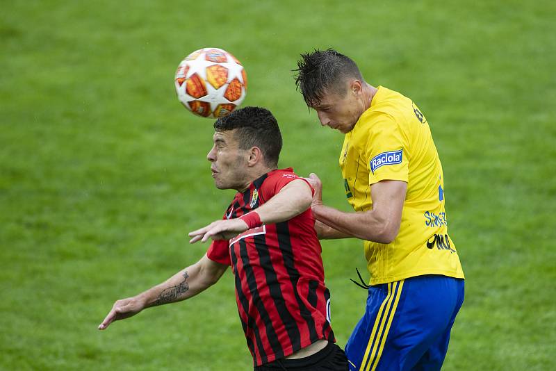 Zlín - Zápas skupiny o záchranu FORTUNA:LIGY mezi FC Fastav Zlín a SFC Opava. Bojan Dordič (SFC Opava), Dominik Simerský (FC Fastav Zlín)