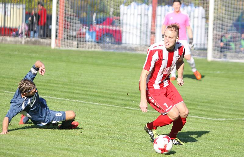 Fotbalisté Brumova (bílo-červení) v 11. kole divize E remizovali v derby se Slavičínem 1:1.