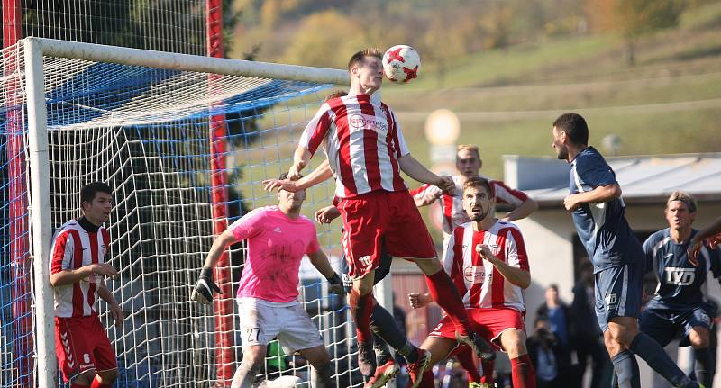 Fotbalisté Brumova (bílo-červení) v 11. kole divize E remizovali v derby se Slavičínem 1:1.