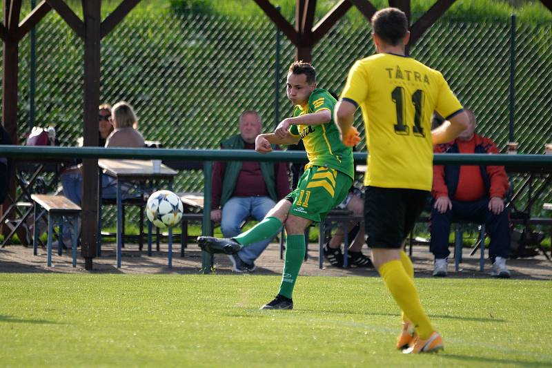 Fotbalisté Napajedel (v zeleném) v sobotu v rámci 20. kola krajského přeboru doma remizovali s Velkými Karlovicemi 1:1.