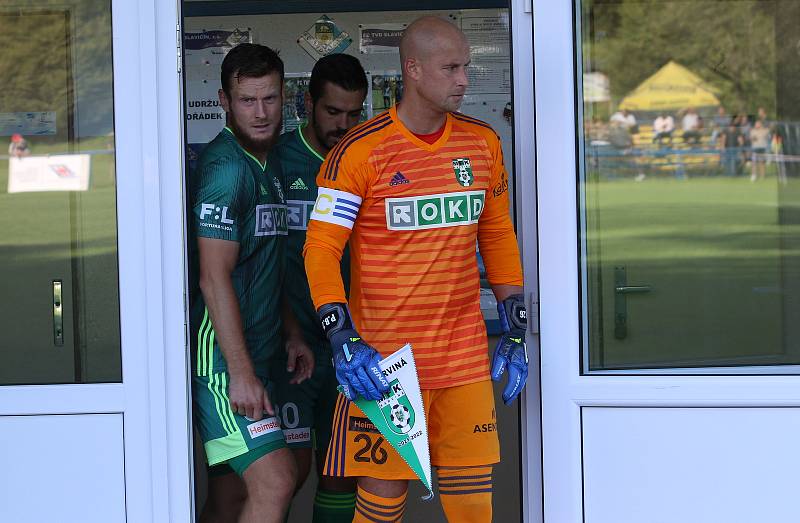 Fotbalisté Slavičína (v modrém) ve 2. kole MOL Cupu ve středu odpoledne před svými fanoušky podlehli prvoligové Karviné 1:5. Foto: Deník/Jan Zahnaš