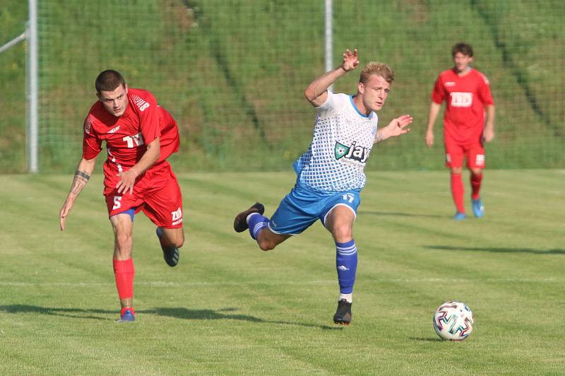 Fotbalisté Otrokovic (v modrobílých dresech) proti Slavičínu potvrdili roli favorita.