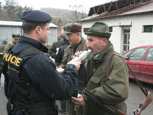 Policie kontroluje lovce