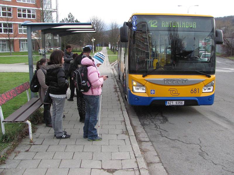 Nevidomé děti trénovaly cestování autobusem městské hromadné dopravy ve Zlíně.