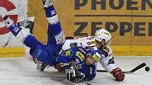 Utkání 26. kola hokejové Tipsport extraligy mezi celky HC Slavia Praha a HC Kometa Brno hrané 30. listopadu 2010 v pražské O2 areně. Pavel Zubíček z Brna (vlevo) a Jiří Doležal ze Slavie (vpravo).