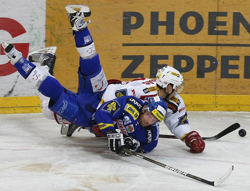 Utkání 26. kola hokejové Tipsport extraligy mezi celky HC Slavia Praha a HC Kometa Brno hrané 30. listopadu 2010 v pražské O2 areně. Pavel Zubíček z Brna (vlevo) a Jiří Doležal ze Slavie (vpravo).