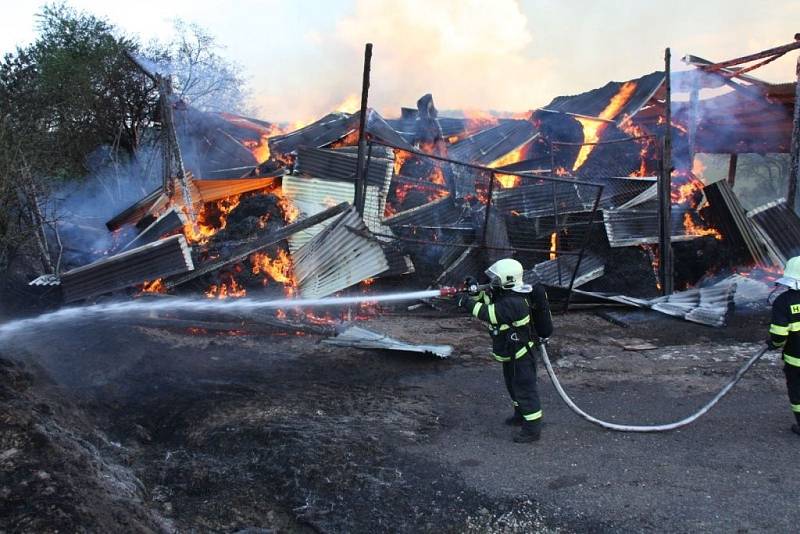 Hasiči likvidovali ve středu 2. května rozsáhlý požár skladovací haly v Horní Lhotě.