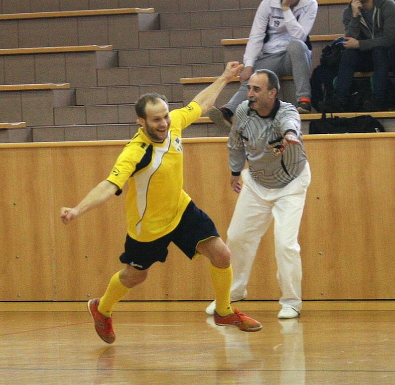 Sáloví fotbalisté SMR Plus Zlín (ve žlutém) ve finále Final Four v Otrokovicích v neděli porazili Poličku až po penaltovém rozstřelu (5:5 po základní hrací době a prodloužení, na prn 4:3) a radovali se z historicky premiérového titulu.