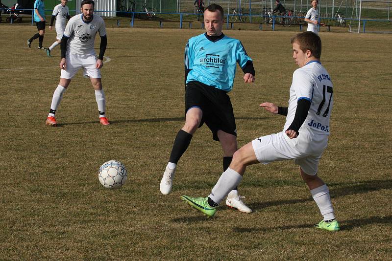 Fotbalisté Tlumačova (bílé dresy) v dohrávce 11. kola krajské I. B třídy skupiny C podlehli Polešovicím 0:2.