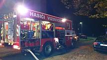 Záchranáři zasahují v sobotu 19. listopadu 2022 v podvečer u požáru bytu v bytovém domě ve Vizovicích, při němž došlo k úmrtí muže