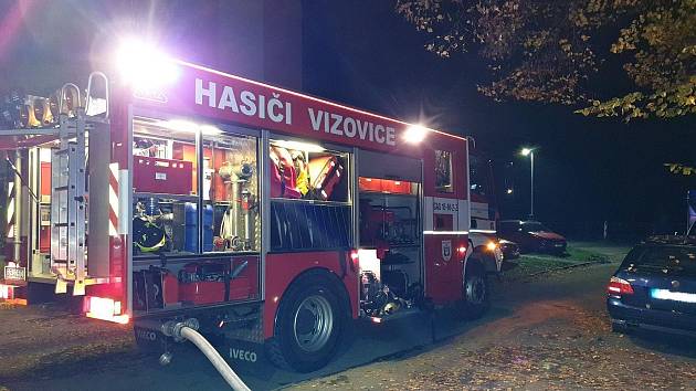 Záchranáři zasahují v sobotu 19. listopadu 2022 v podvečer u požáru bytu v bytovém domě ve Vizovicích, při němž došlo k úmrtí muže