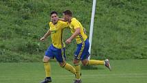 Fotbalisté Zlína B (žluté dresy) remizovali ve 4. kole MSFL s Vyškovem 1:1. Utkání se hrálo v Luhačovicích. Foto: pro Deník/Jan Zahnaš