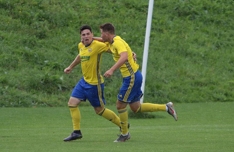 Fotbalisté Zlína B (žluté dresy) remizovali ve 4. kole MSFL s Vyškovem 1:1. Utkání se hrálo v Luhačovicích. Foto: pro Deník/Jan Zahnaš