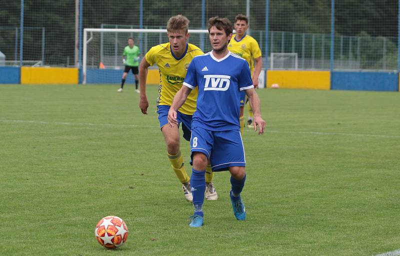 Fotbalisté Slavičína (v modrých dresech) na úvod přípravy zvítězili na Vršavě se Zlínem B 2:1