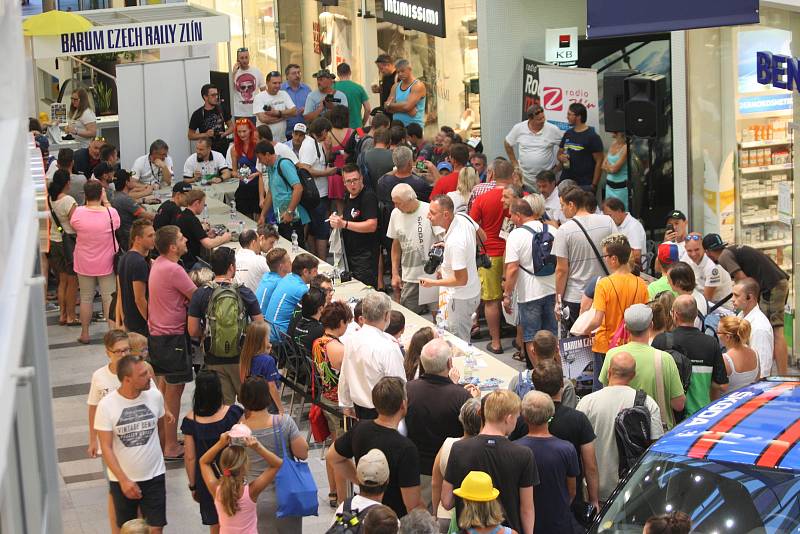 Úterní podvečer patřil ve zlínském nákupním centru Zlaté jablko setkání s fanoušky a autogramiádě předních posádek 48. ročníku Barum Czech Rally Zlín. Nechyběl šestinásobný vítěz Jan Kopecký, stejně jako Španěl Dani Sordo či lídr ME Rus Alexej Lukjaňuk, j