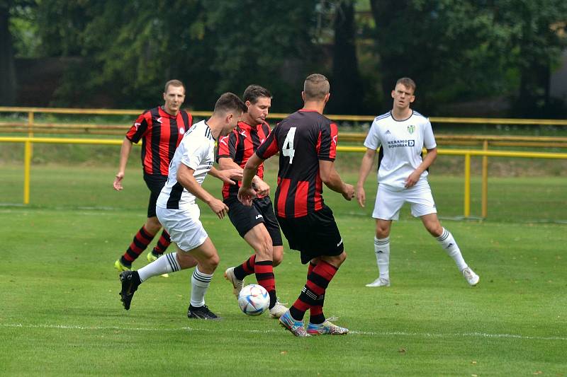 Fotbalisté Kvasic (v bílém) ve druhém kole krajského přeboru před početnou hodovou návštěvou porazili nováčka z Francovy Lhoty vysoko 5:0.