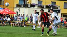 Fotbalisté Kvasic (v bílém) ve druhém kole krajského přeboru před početnou hodovou návštěvou porazili nováčka z Francovy Lhoty vysoko 5:0.