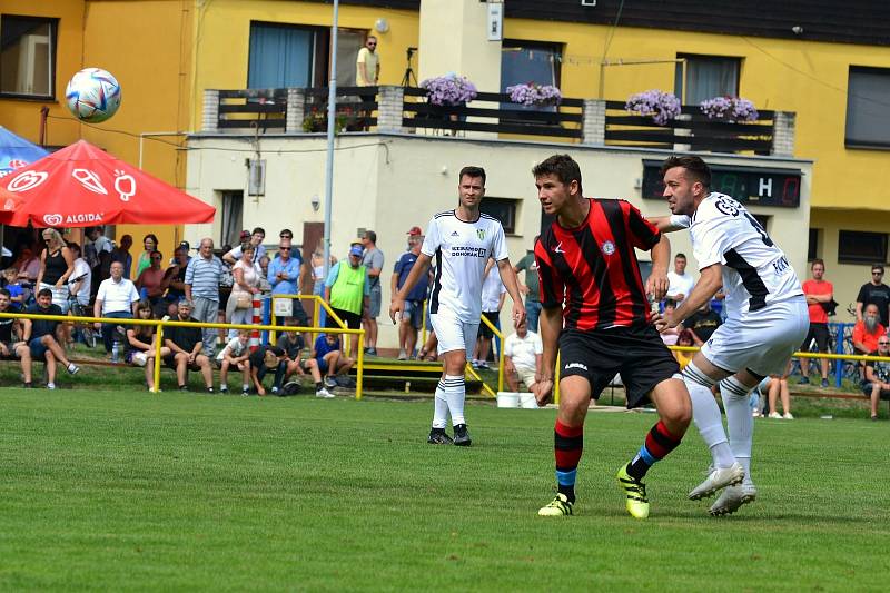 Fotbalisté Kvasic (v bílém) ve druhém kole krajského přeboru před početnou hodovou návštěvou porazili nováčka z Francovy Lhoty vysoko 5:0.