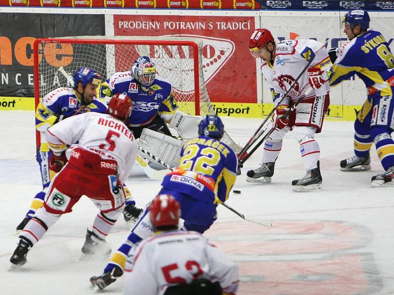 Extraligoví hokejisté Zlína (v modrém) se v 17. kole extraligy střetli s Oceláři Třinec. 