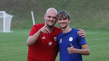 Fotbalisté Luhačovic (bílé dresy) v páteční předehrávce 4. kola krajského přeboru Zlínska podlehly Slušovicím 0:1 a dál čekají v nové sezoně na první výhru.