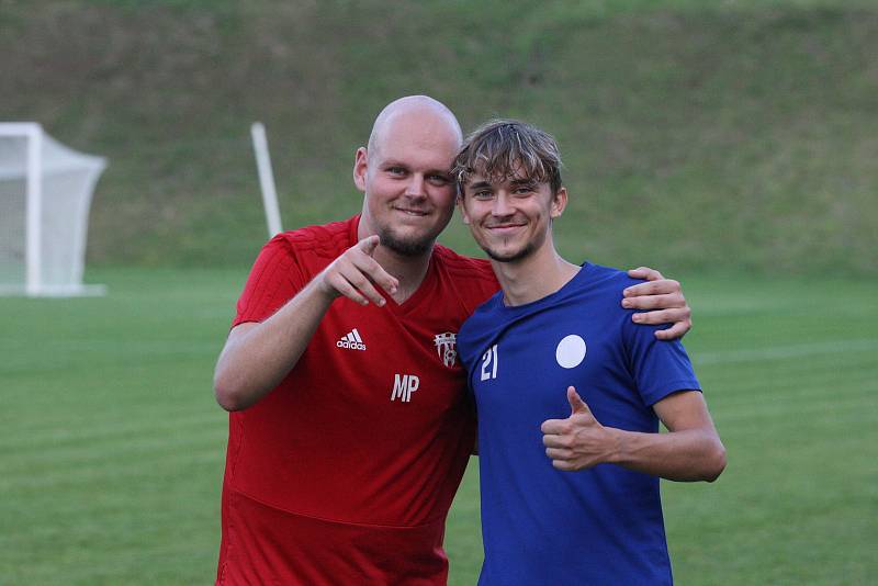 Fotbalisté Luhačovic (bílé dresy) v páteční předehrávce 4. kola krajského přeboru Zlínska podlehly Slušovicím 0:1 a dál čekají v nové sezoně na první výhru.