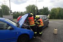 Záchranáři zasahují v sobotu 16. července 2022 po poledni u dopravní nehody dvou osobních vozů v Otrokovicích.