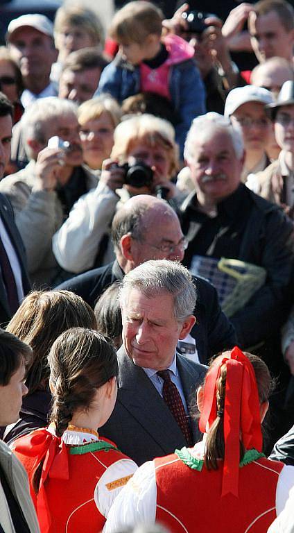 Britský korunní princ Charles v pondělí 22. března navštívil obec Hostětín na Uherskohradišťsku. Obec je známá kvůli svým ekologickým aktivitám.