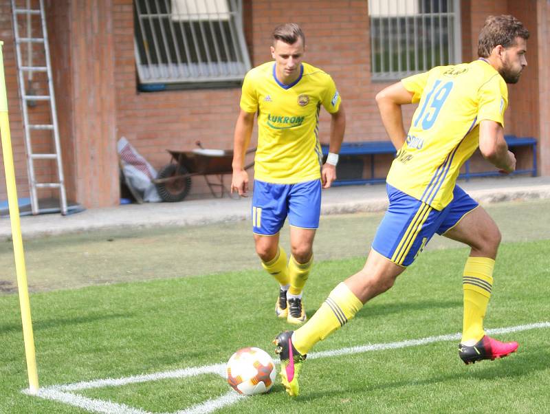 Fotbalisté Fastavu Zlín (ve žlutém) v pátečním přípravném zápase doma podlehli druholigovým Vítkovicím 0:1.